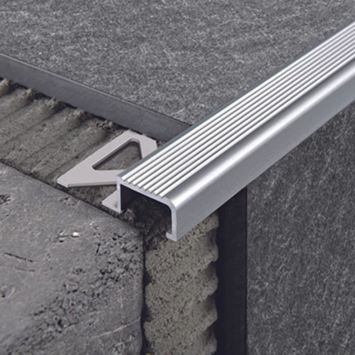 Progress Profiles Global 10,0mm Matt Silver GBSTAS100 lajsna (profil) stepenišna ugaona aluminijumska za pločice ili drvene obloge dužine 2,7m