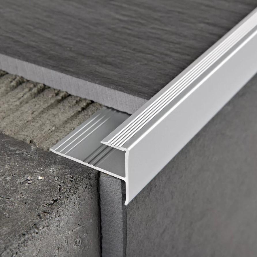 Progress Profiles Prostep Ins 10,5mm Matt Silver PTSAA105 lajsna (profil) stepenišna ugaona aluminijumska za pločice ili drvene obloge dužine 2,7m