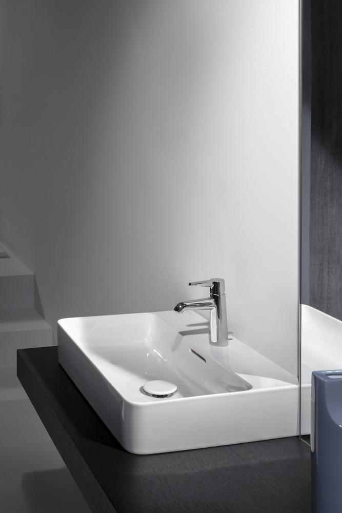 Laufen Val White umivaonik (lavabo) 65x42x11,5 konzolni i nadgradni sa rupom za bateriju i prelivom 8.1628.4.000.104.1