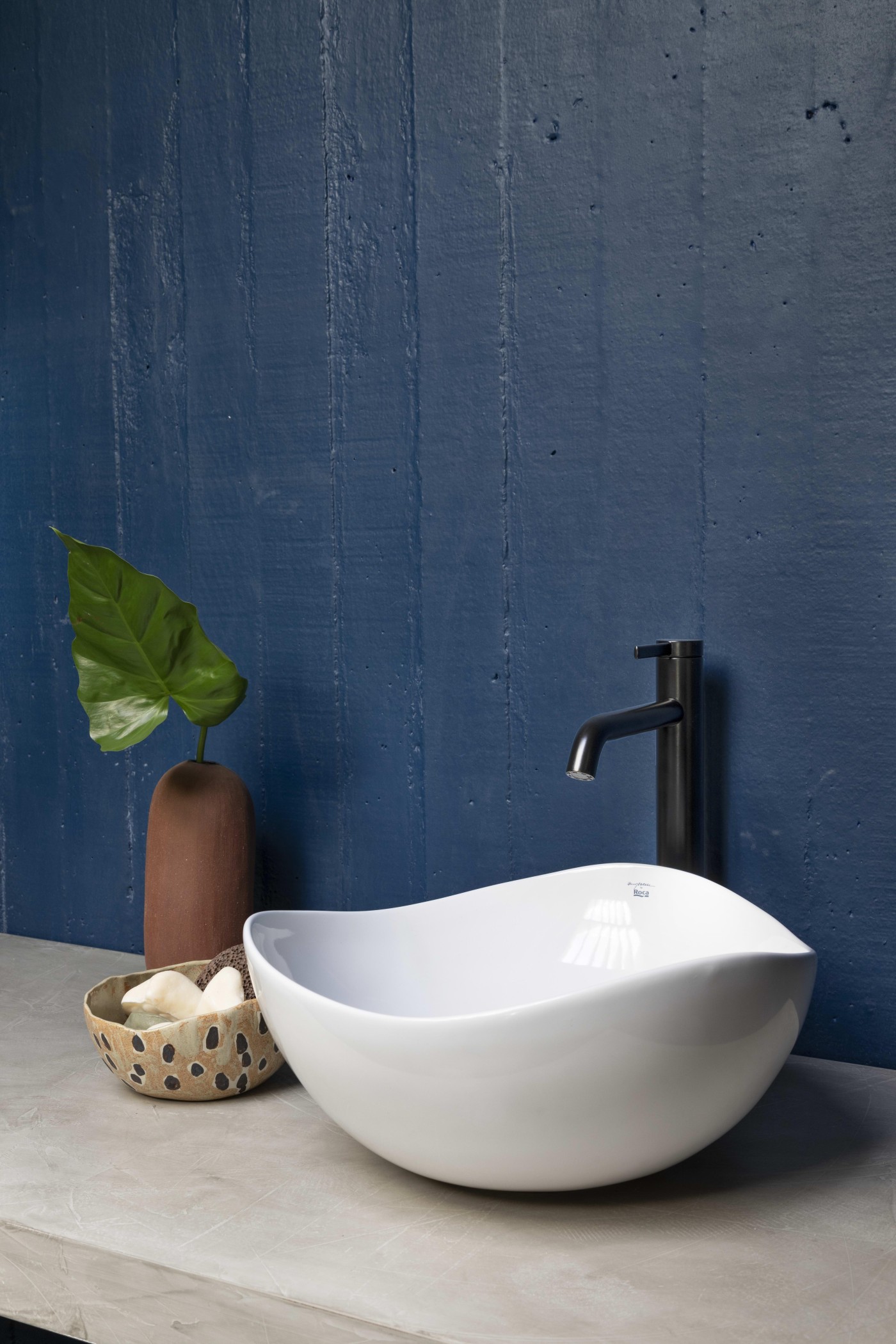 Roca Ruy Ohtake White Fineceramic® umivaonik (lavabo) 38x38x18,1 nadgradni asimetrični ovalni sa poklopcem za odliv A327A15000