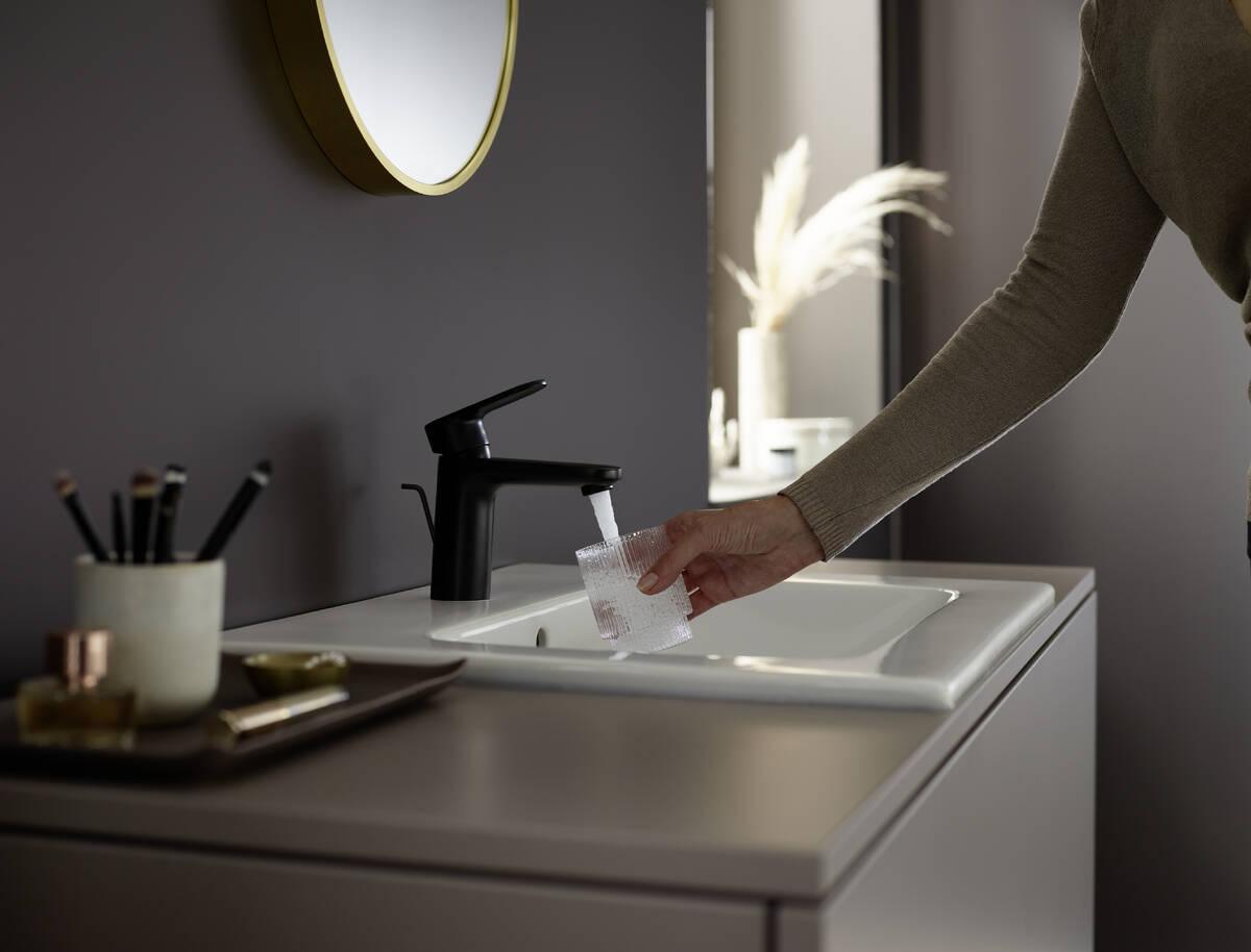 Hansgrohe Vernis Blend 100 Matt Black baterija (slavina) za umivaonik sa odlivnim ventilom sifona pop-up 71551670