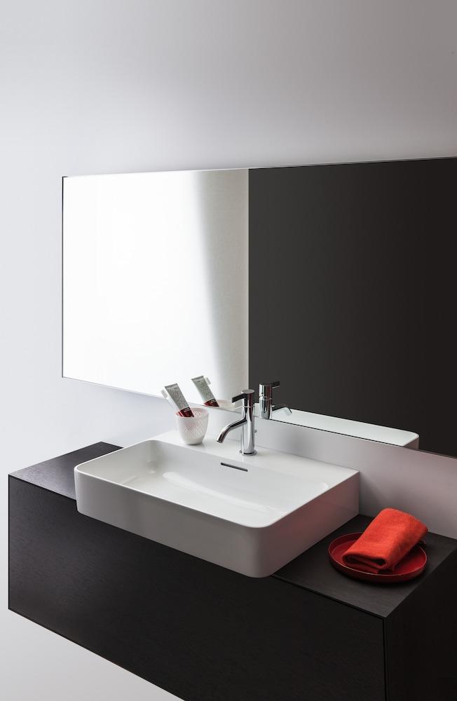 Laufen Val White umivaonik (lavabo) 65x42x11,5 konzolni i nadgradni sa rupom za bateriju i prelivom 8.1628.4.000.104.1