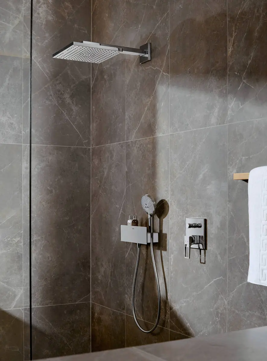 Hansgrohe FixFit Porter 300 White/Chrome zidni priključak za tuš creva sa držačem ručnog tuša i policom 26456400