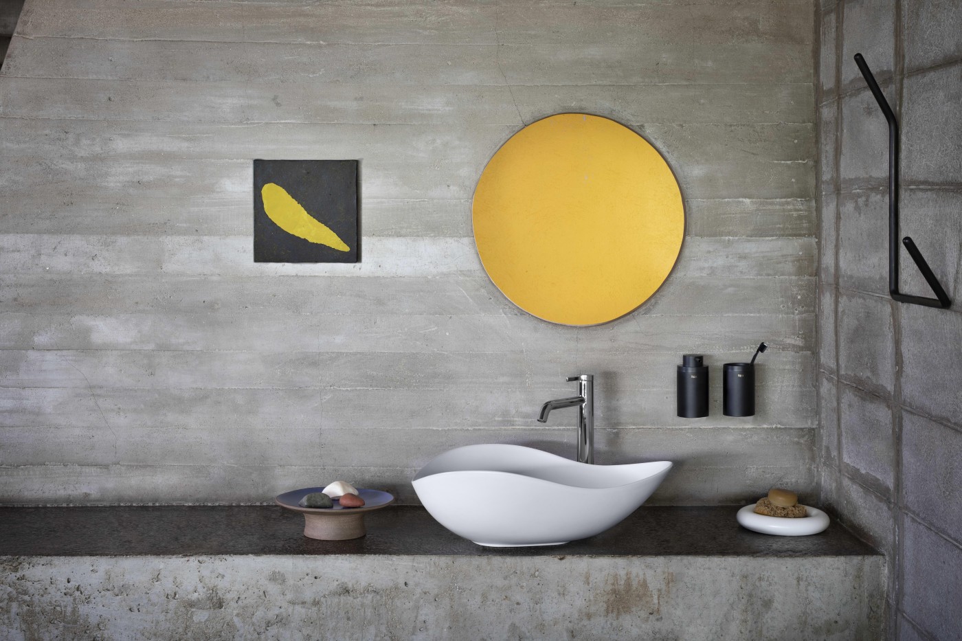 Roca Ruy Ohtake White Fineceramic® umivaonik (lavabo) 55x38x18 nadgradni ovalni asimetrični sa poklopcem za odliv A327A13000