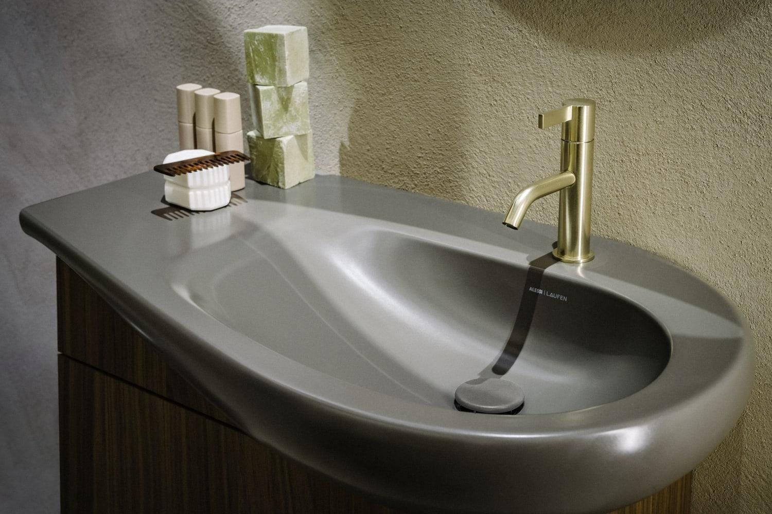 Laufen Il Bagno Alessi Black Matt umivaonik (lavabo) 90x50x16,5 konzolni sa desnim zaravnjenjem i keramičkim poklopcem odlivnog ventila sifona nezatvorivim 8.1497.5.716.109.1