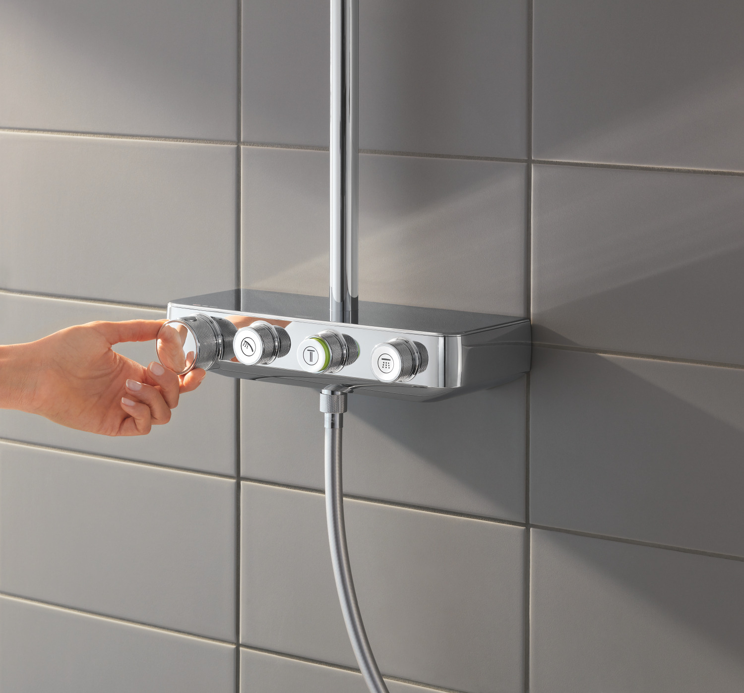 Grohe Smartcontrol System 310 Cube Duo Brushed Cool Sunrise tuš sistem usponski sa termostatskom baterijom i prebacivačima na dugme, ručnim tuš setom i četvrtastim nadglavnim tušem sa 2 mlaza 26508GN0