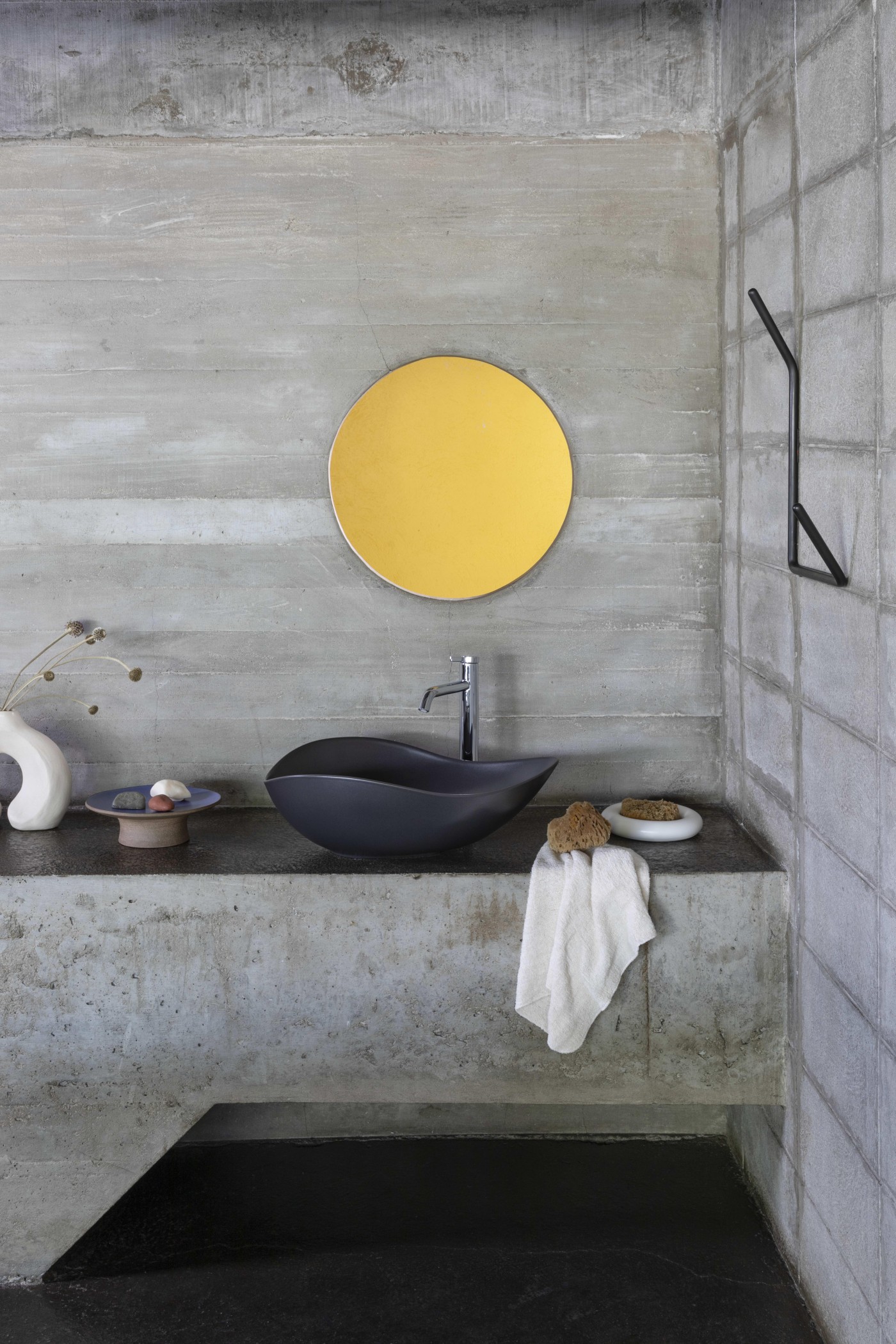 Roca Ruy Ohtake Matt Black  Fineceramic® umivaonik (lavabo) 55x38x18 nadgradni ovalni asimetrični sa poklopcem za odliv A327A13080