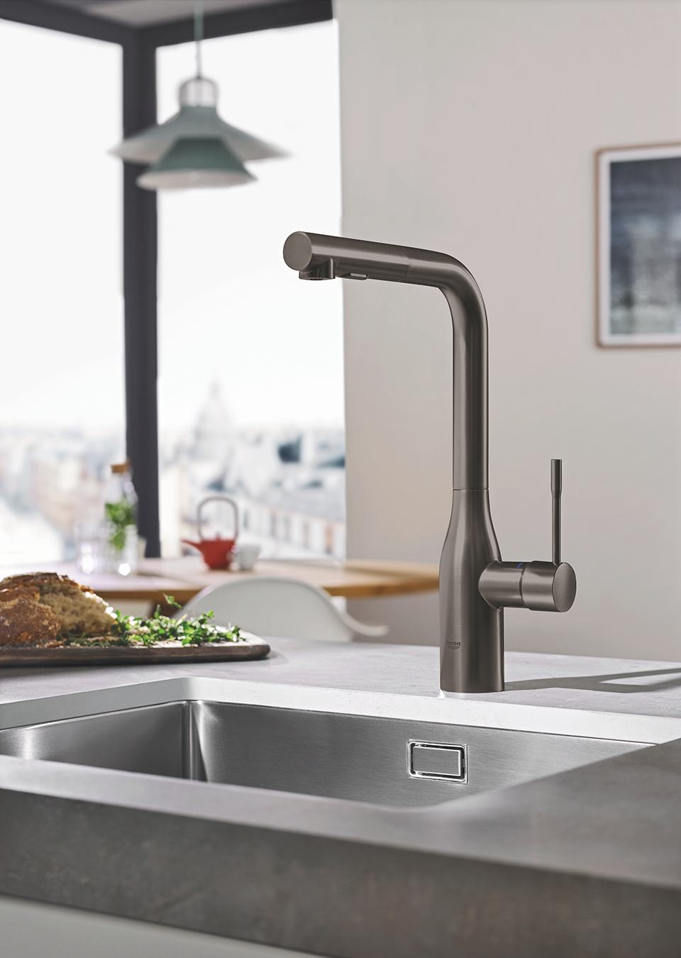 Grohe Essence 315 Brushed Hard Graphite jednoručna baterija (slavina) za sudoperu sa izvlačnim tušem 30270AL0