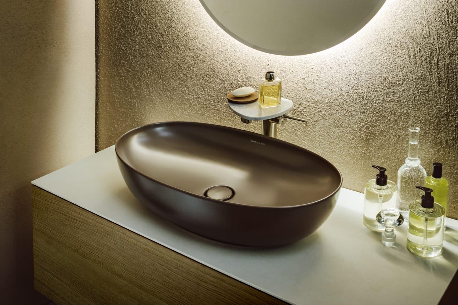 Laufen Il Bagno Alessi White LCC umivaonik (lavabo) 70x40x17 nadgradni, ovalnog oblika sa prelivom i odlivnim ventilom sifona push-open sa Saphireramik poklopcem 8.1897.8.400.109.1