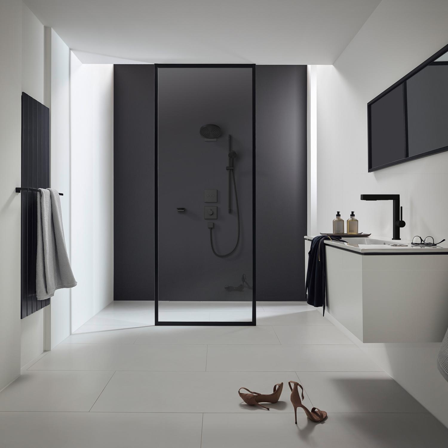 Hansgrohe Pulsify Select S 65 Matt Black tuš set: ručni tuš sa 3 mlaza, Isiflex 1600 crevo za tuš i usponska šipka sa kliznim držačem 24161670