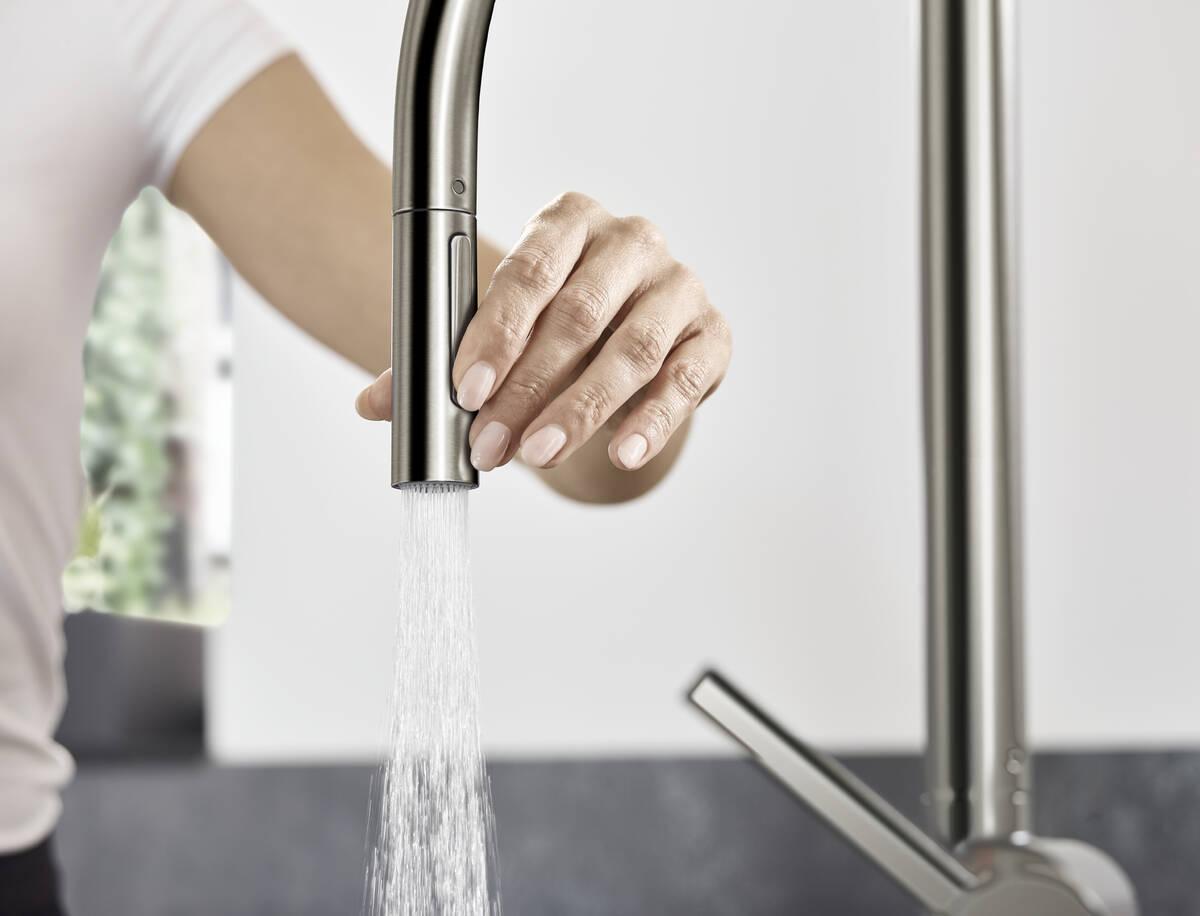 Hansgrohe Talis M54 210 Stainless Steel Finish baterija (slavina) za sudoperu sa izvlačećim tušem sa 2 mlaza 72801800