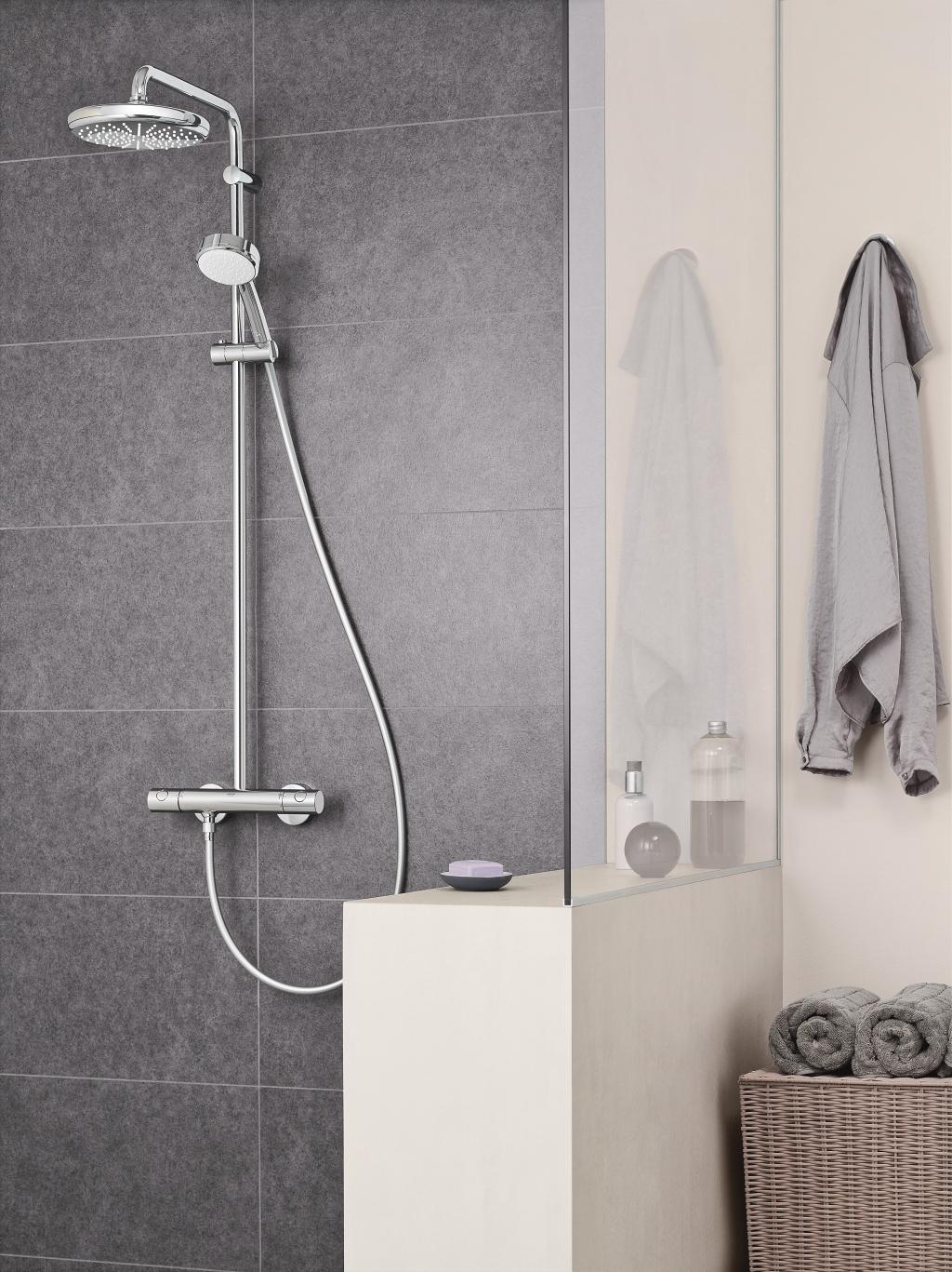 Grohe Tempesta Cosmopolitan System 250 Cube Chrome kompletni tuš sistem usponski bez izliva sa termostatstkim mešačem, ručnim tušem i četvrtastim nadglavnim tušem 26689000