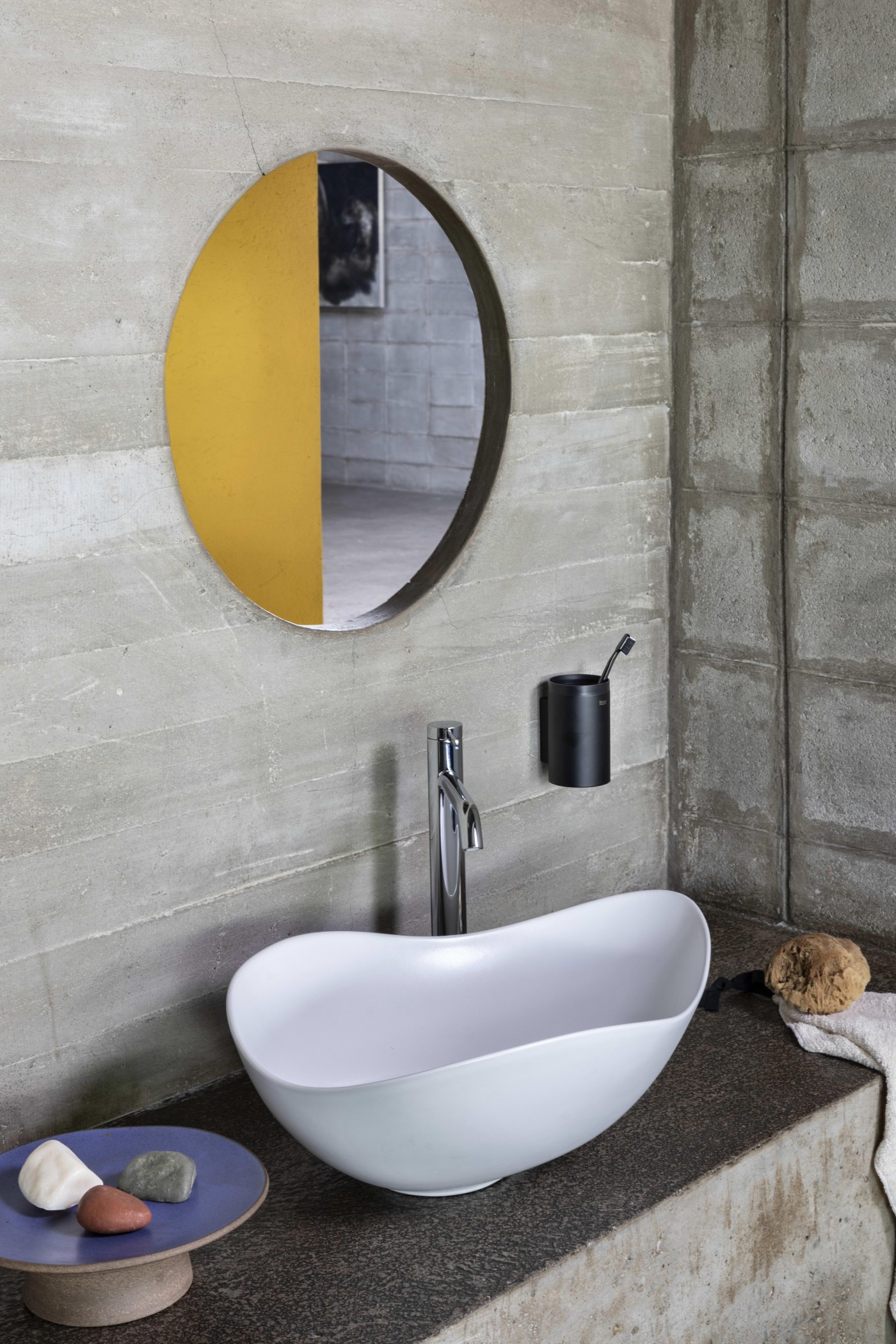 Roca Ruy Ohtake Matt Black  Fineceramic® umivaonik (lavabo) 55x38x18 nadgradni ovalni asimetrični sa poklopcem za odliv A327A13080