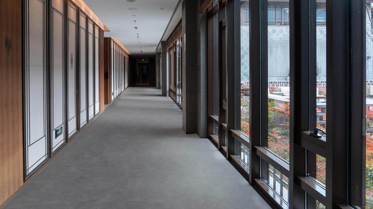 Tarkett iDeal SPC 50 Plank Click Shadow Concrete 258809001 30,5x61 5mm SPC obloga za klik-postavljanje 1.674