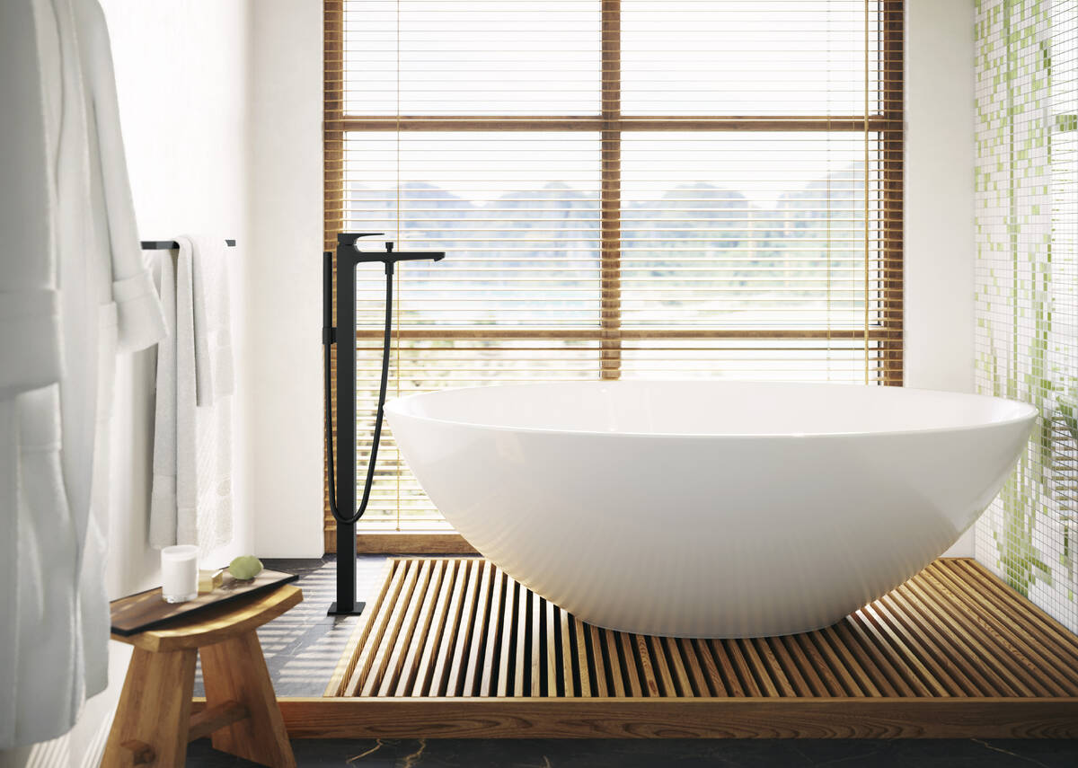 Hansgrohe Metropol Matt Black baterija (slavina) za kadu podna sa ručnim tušem, držačem ručnog tuša i crevom 32532670