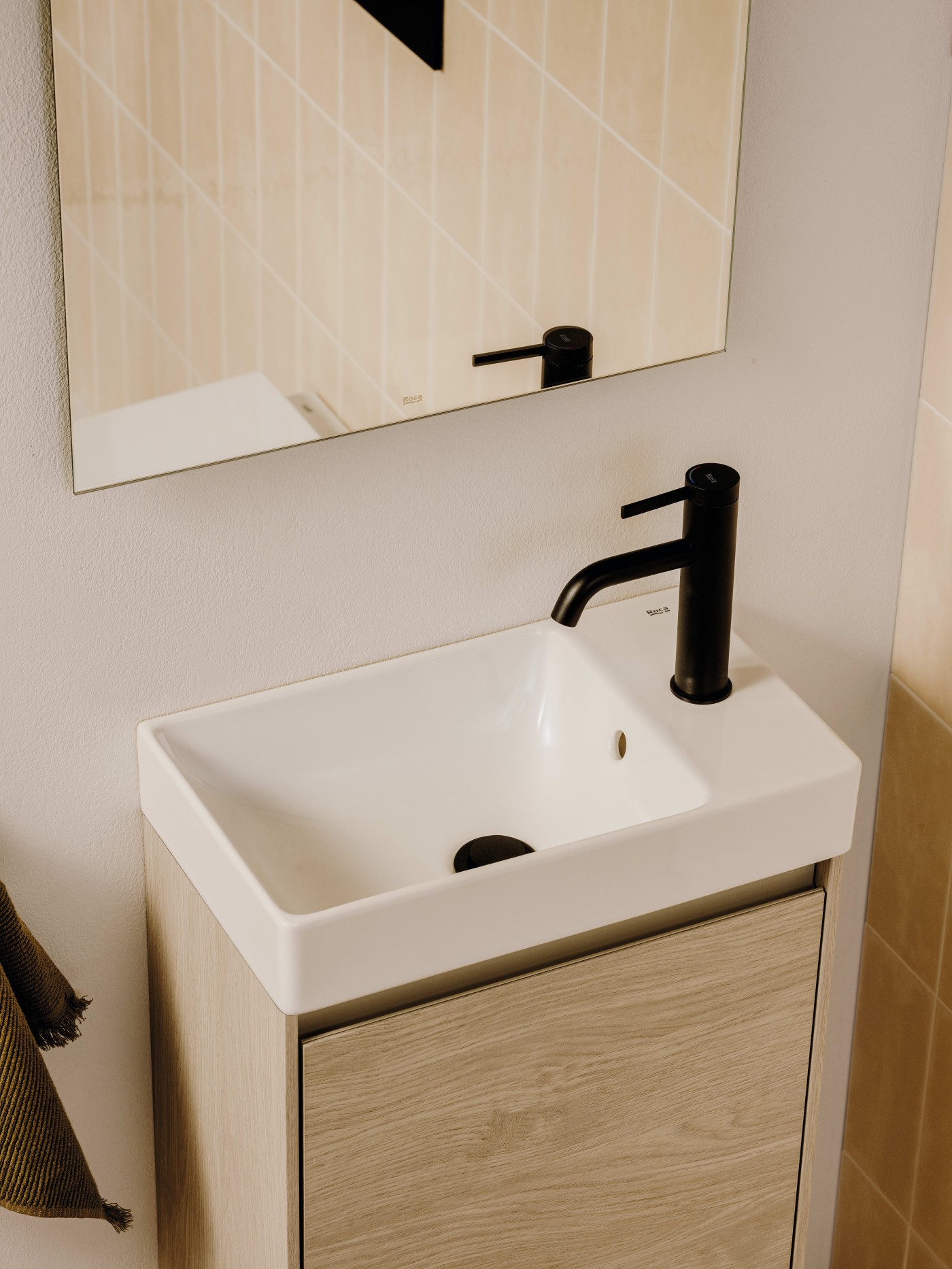 Roca Ona Matt Black Fineceramic® umivaonik (lavabo) 45x26x8 konzolni sa rupom za bateriju desno i prelivom A327681080