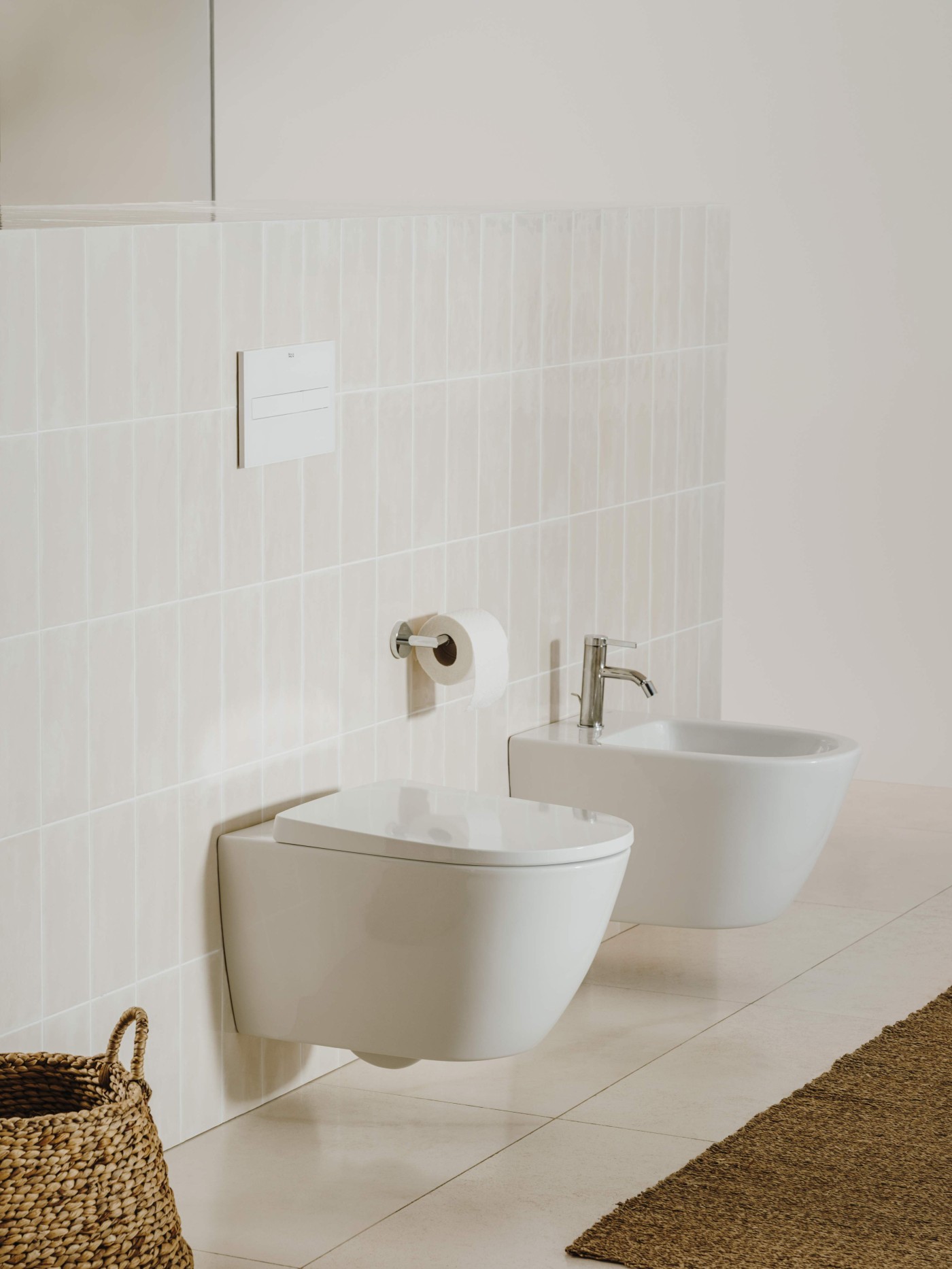 Roca Ona Rimless White WC šolja 36x53x35 konzolna ovalna A346687000 + Roca Ona SoftClose White daska za WC šolju sporospuštajuća i lakoskidajuća sa šarkama od nerđajućeg čelika A801E12001