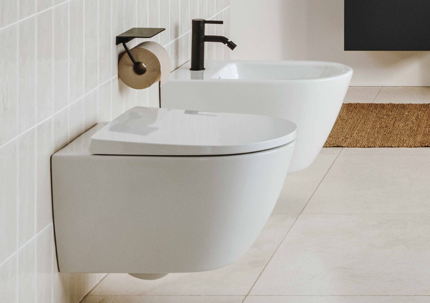 Roca Ona Rimless White WC šolja 36x53x35 konzolna ovalna A346687000 + Roca Ona SoftClose White daska za WC šolju sporospuštajuća i lakoskidajuća sa šarkama od nerđajućeg čelika A801E12001