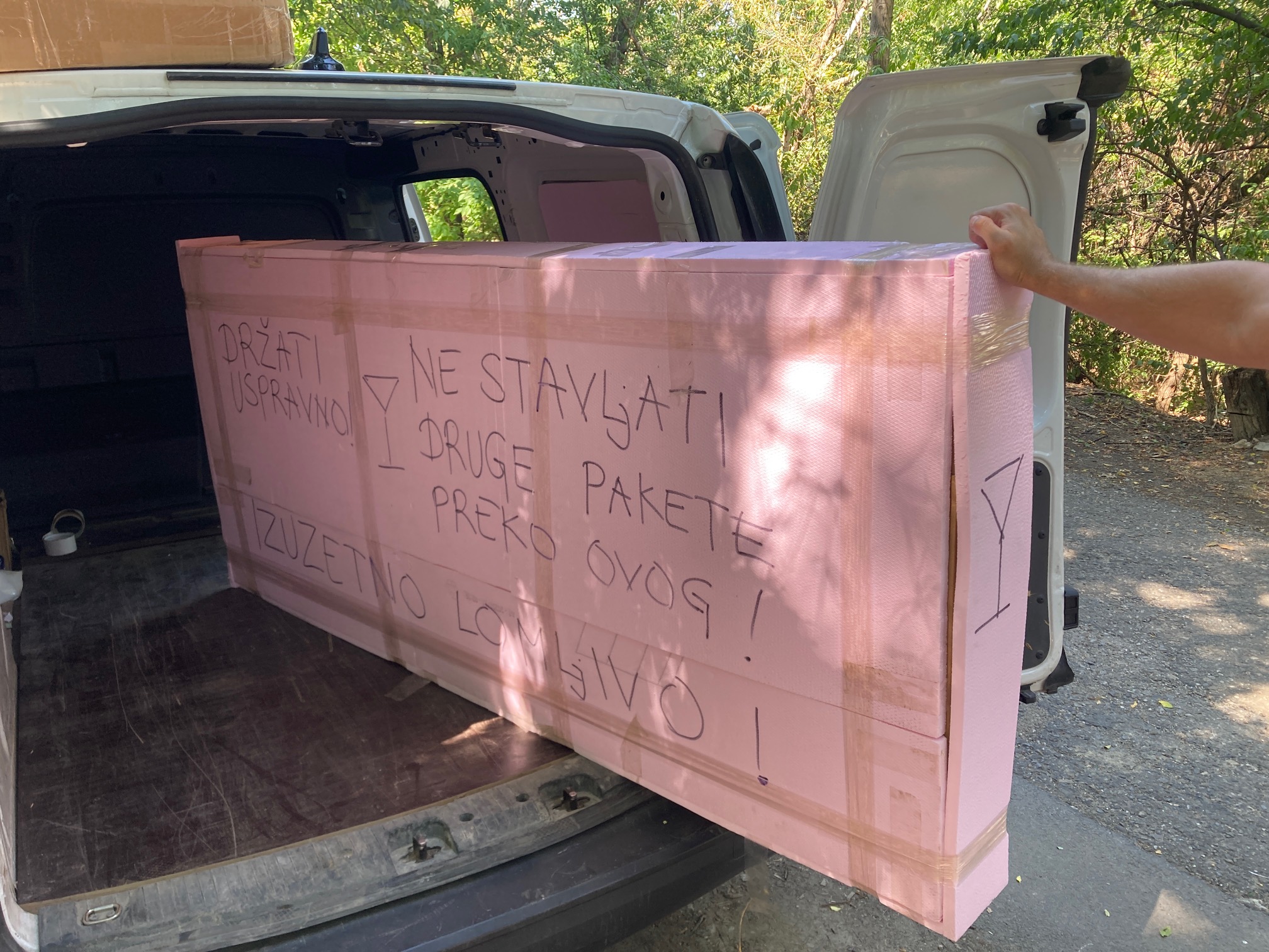 Trošak oblaganja fabričkog pakovanja tuš kabine ili kade za kupanje u stirodur 2cm povezan trakom radi dodatne zaštite kod transporta brzom poštom