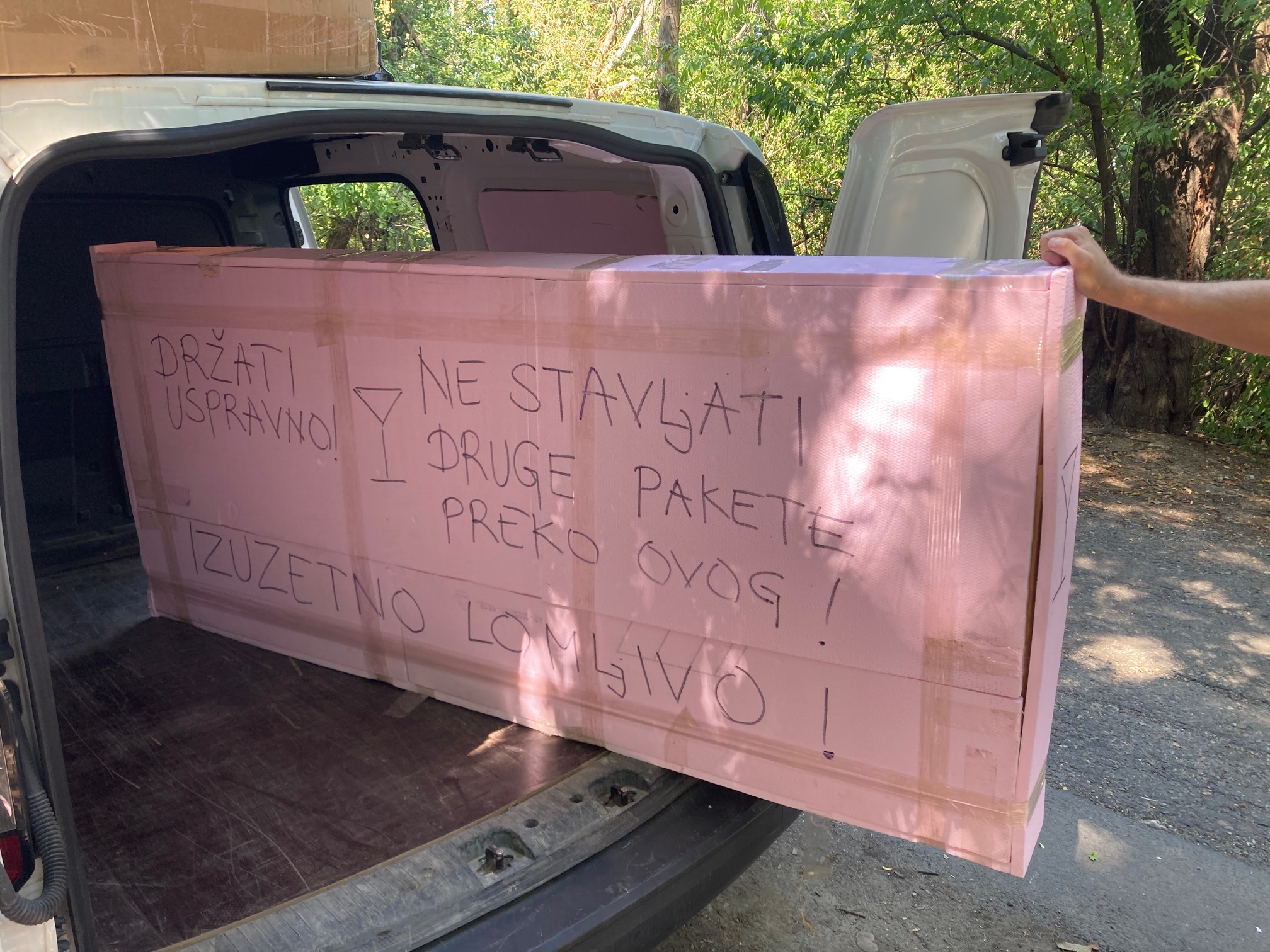 Trošak oblaganja fabričkog pakovanja tuš kabine ili kade za kupanje u stirodur 2cm povezan trakom radi dodatne zaštite kod transporta brzom poštom