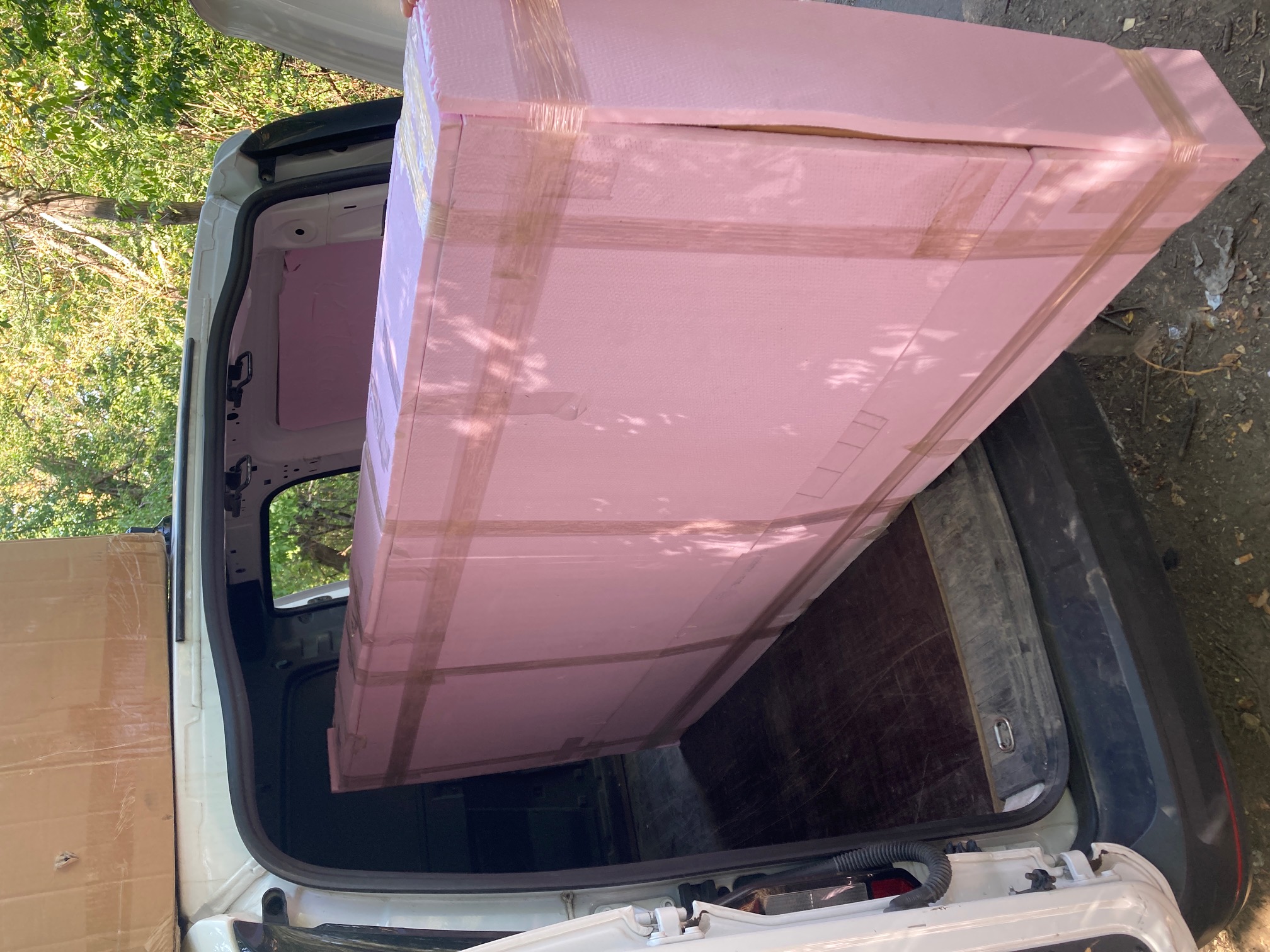 Trošak oblaganja fabričkog pakovanja tuš kabine ili kade za kupanje u stirodur 2cm povezan trakom radi dodatne zaštite kod transporta brzom poštom