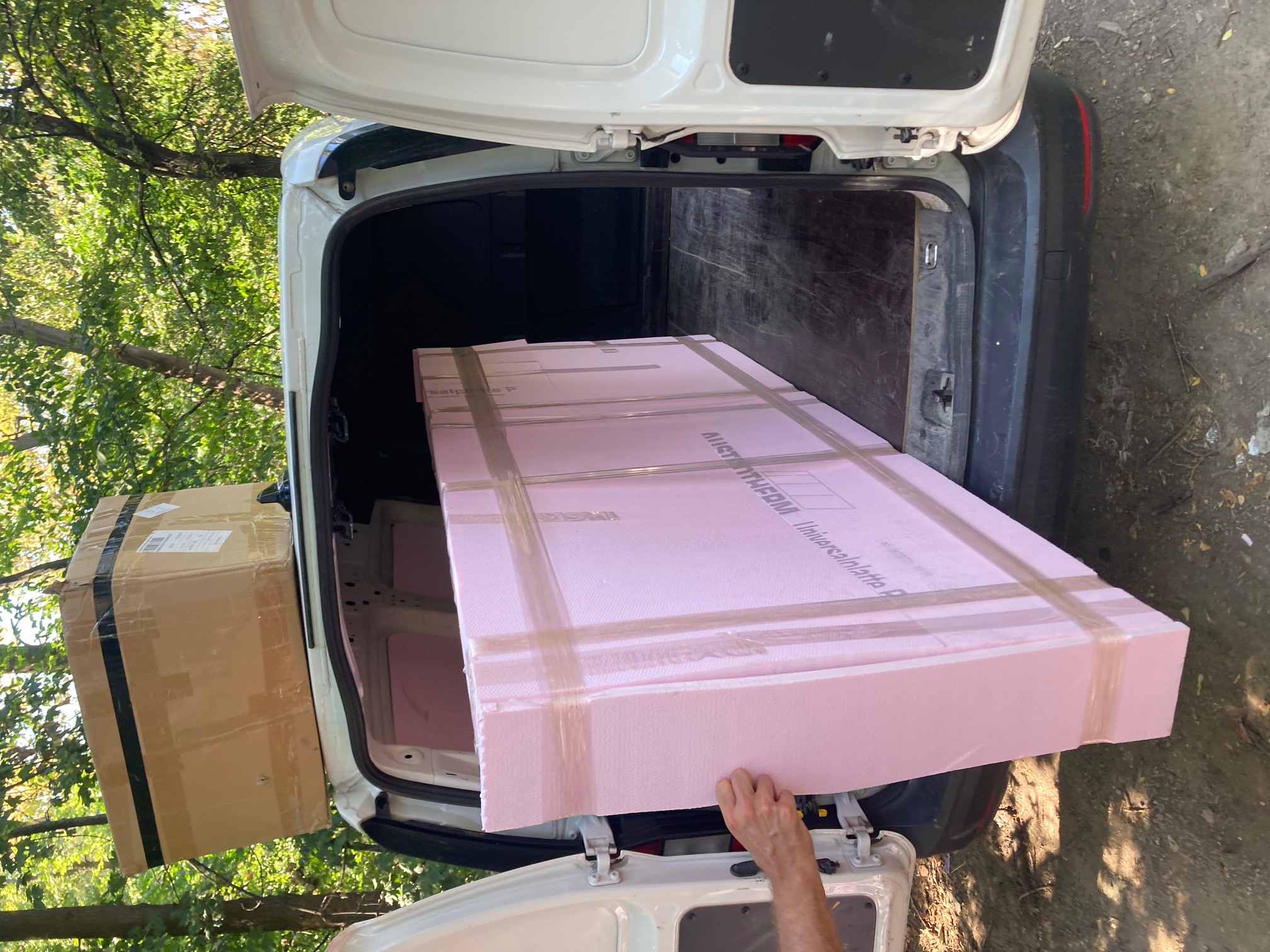 Trošak oblaganja fabričkog pakovanja tuš kabine ili kade za kupanje u stirodur 2cm povezan trakom radi dodatne zaštite kod transporta brzom poštom